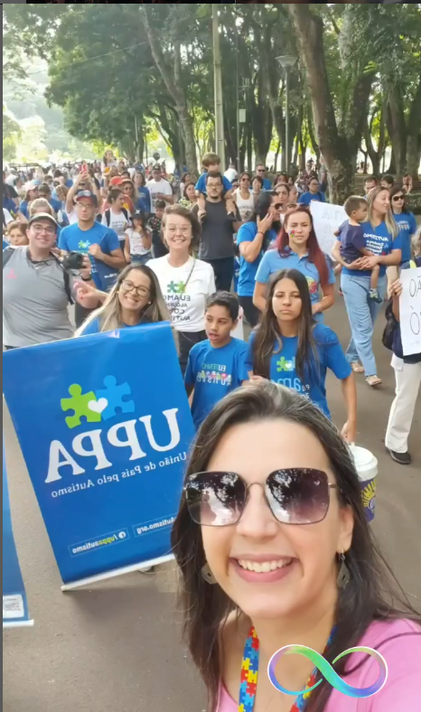 Multidão na caminhada do autismo