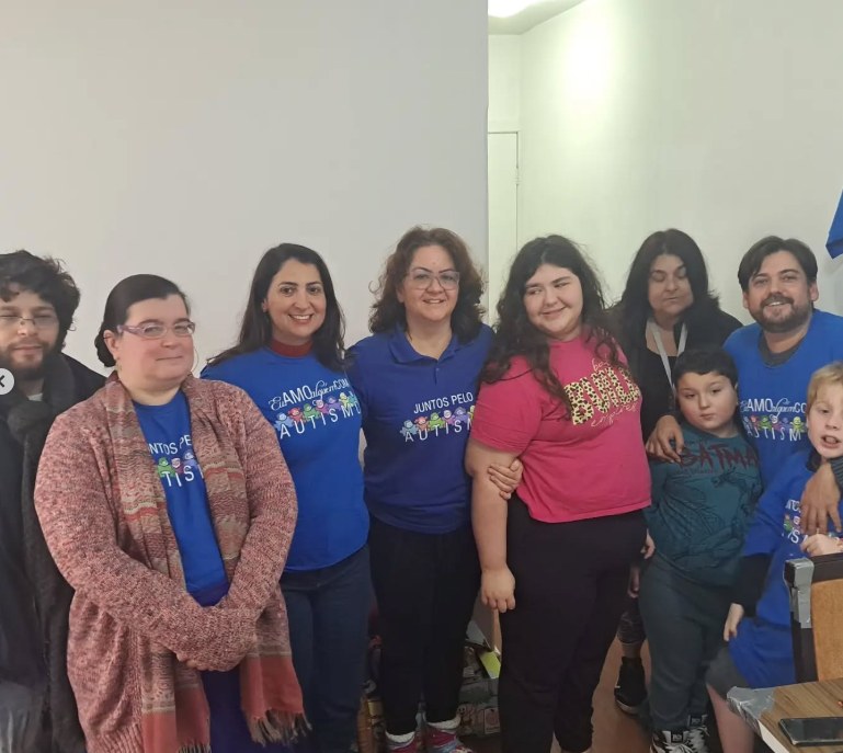 Mães conversando e se abraçando em um encontro da UPPA